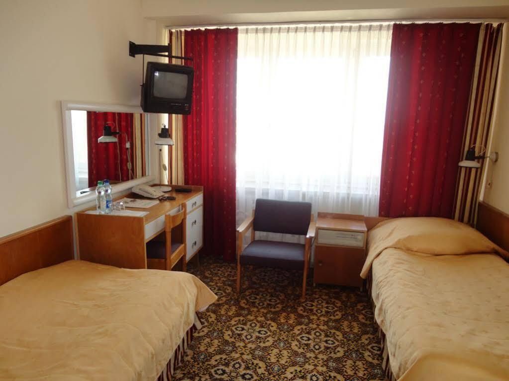 Hotel Accademia Ostrowiec Świetokrzyski Exterior foto