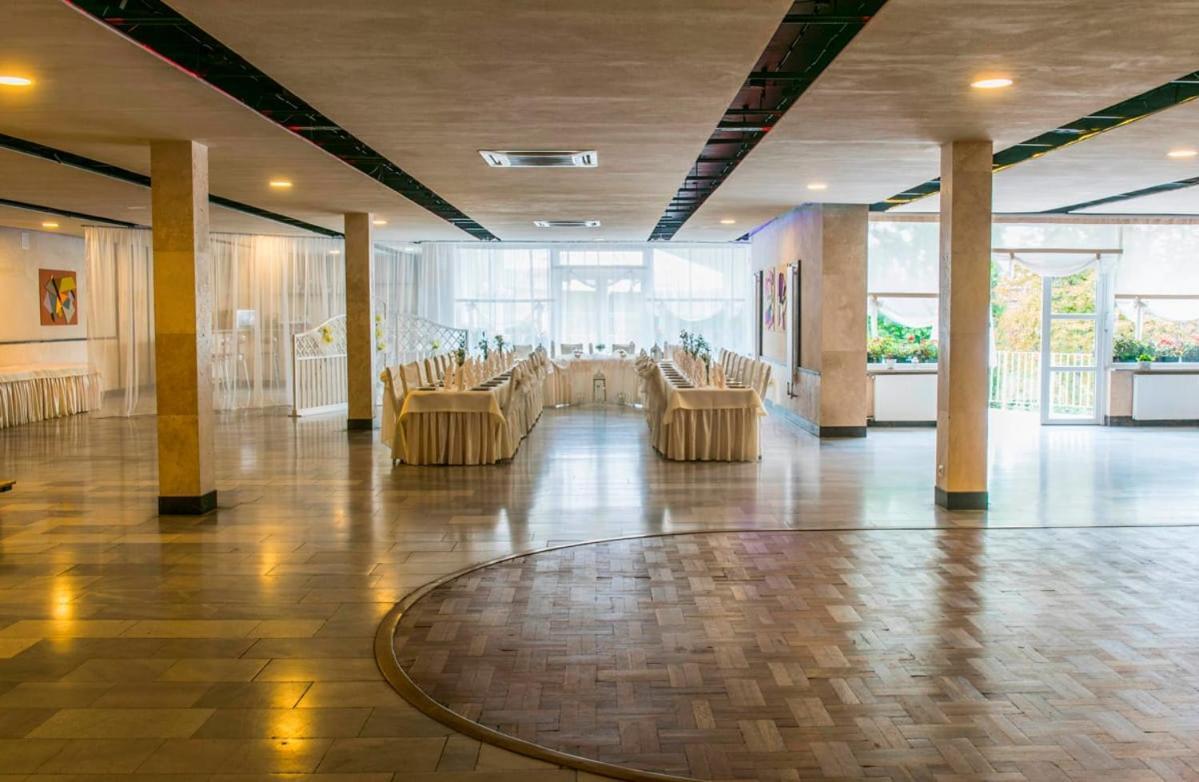 Hotel Accademia Ostrowiec Świetokrzyski Exterior foto