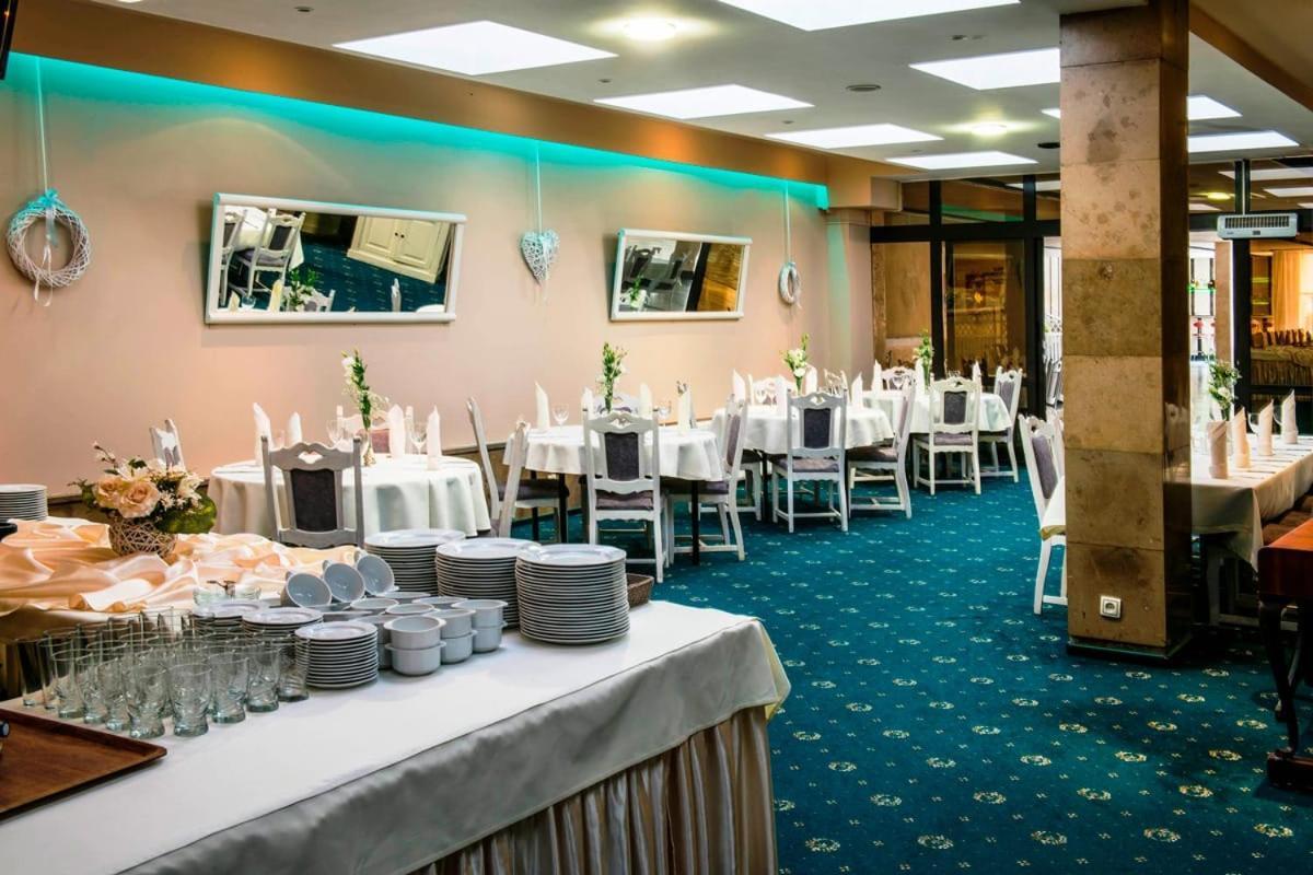Hotel Accademia Ostrowiec Świetokrzyski Exterior foto